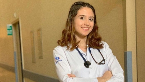 Médica acreana aciona Justiça contra o governo federal por associação da imagem ao uso da cloroquina
